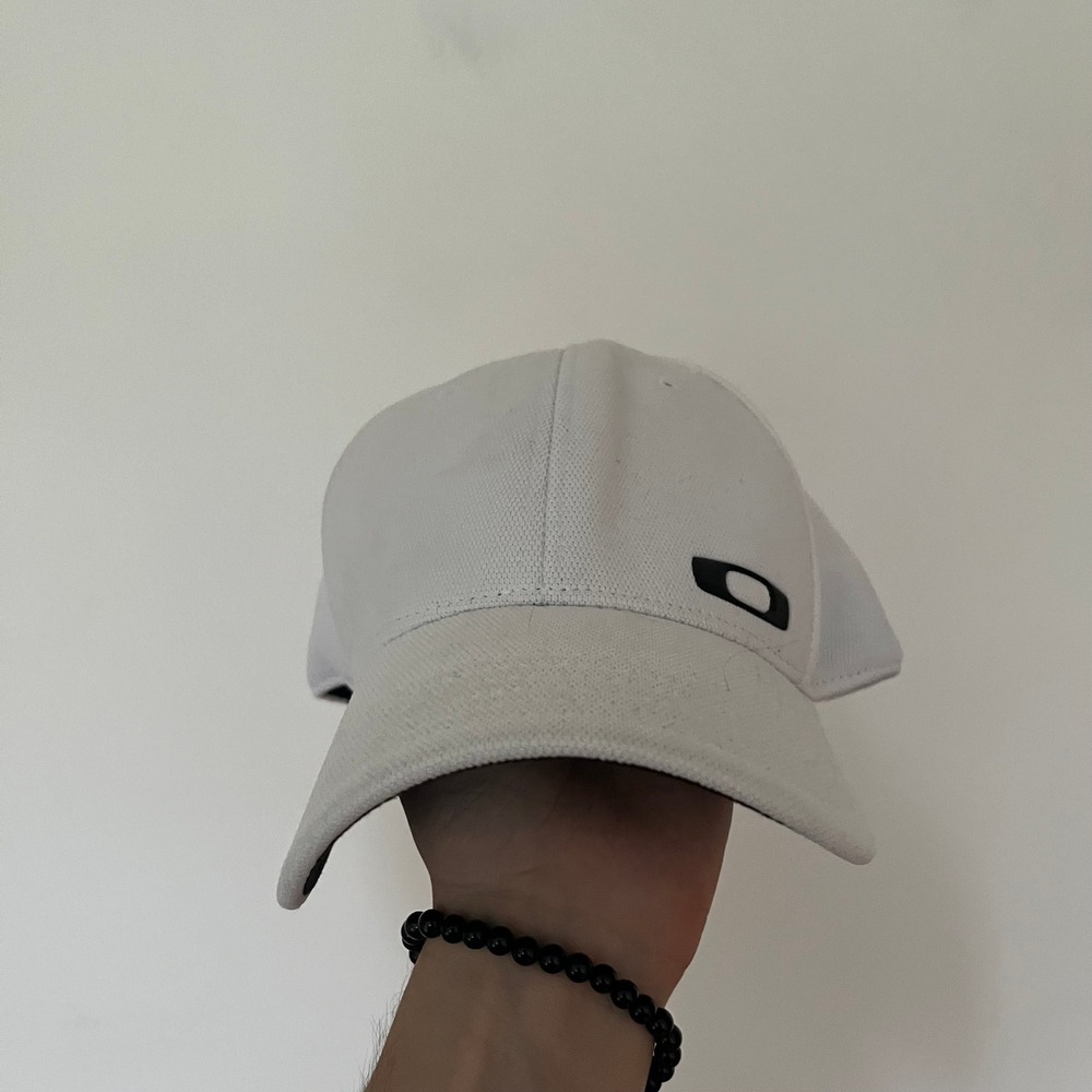 Oakley Tincan Cap White Stretch Fit Hat L/XL Metal Ellipse Logo Baseball Hat